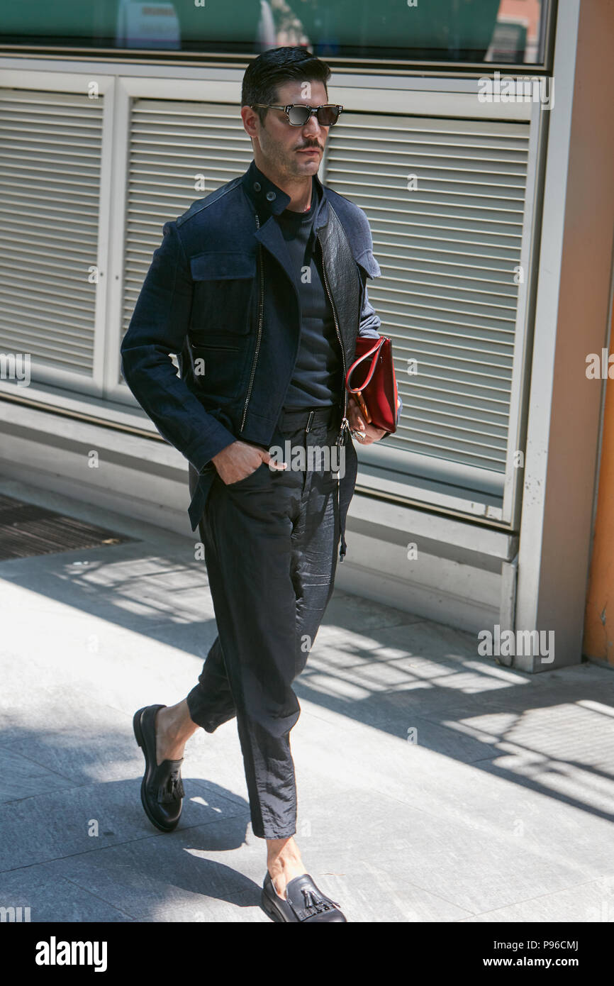 Milán - Junio 18: Hombre con chaqueta azul y pantalón negro antes de  Giorgio Armani Fashion Show,