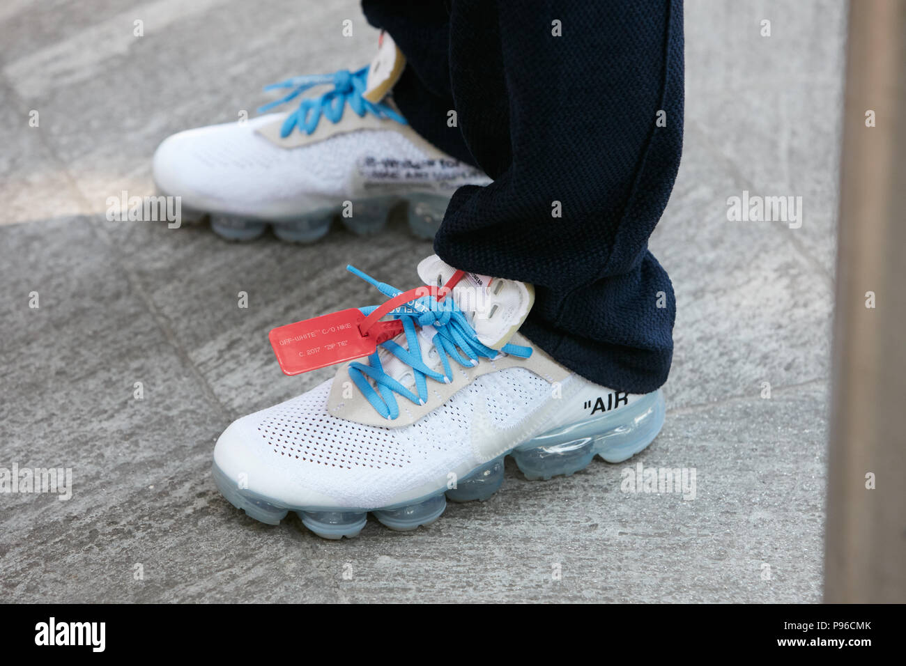 Milán - Junio 18: Hombre con Nike Vapormax Off White antes de Giorgio  Armani Fashion Show, la