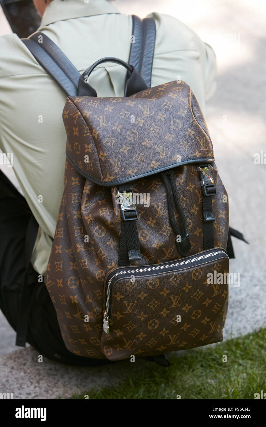 Milán - Junio 18: Hombre con Louis Vuitton backpack marrón antes de Giorgio  Armani Fashion Show, la