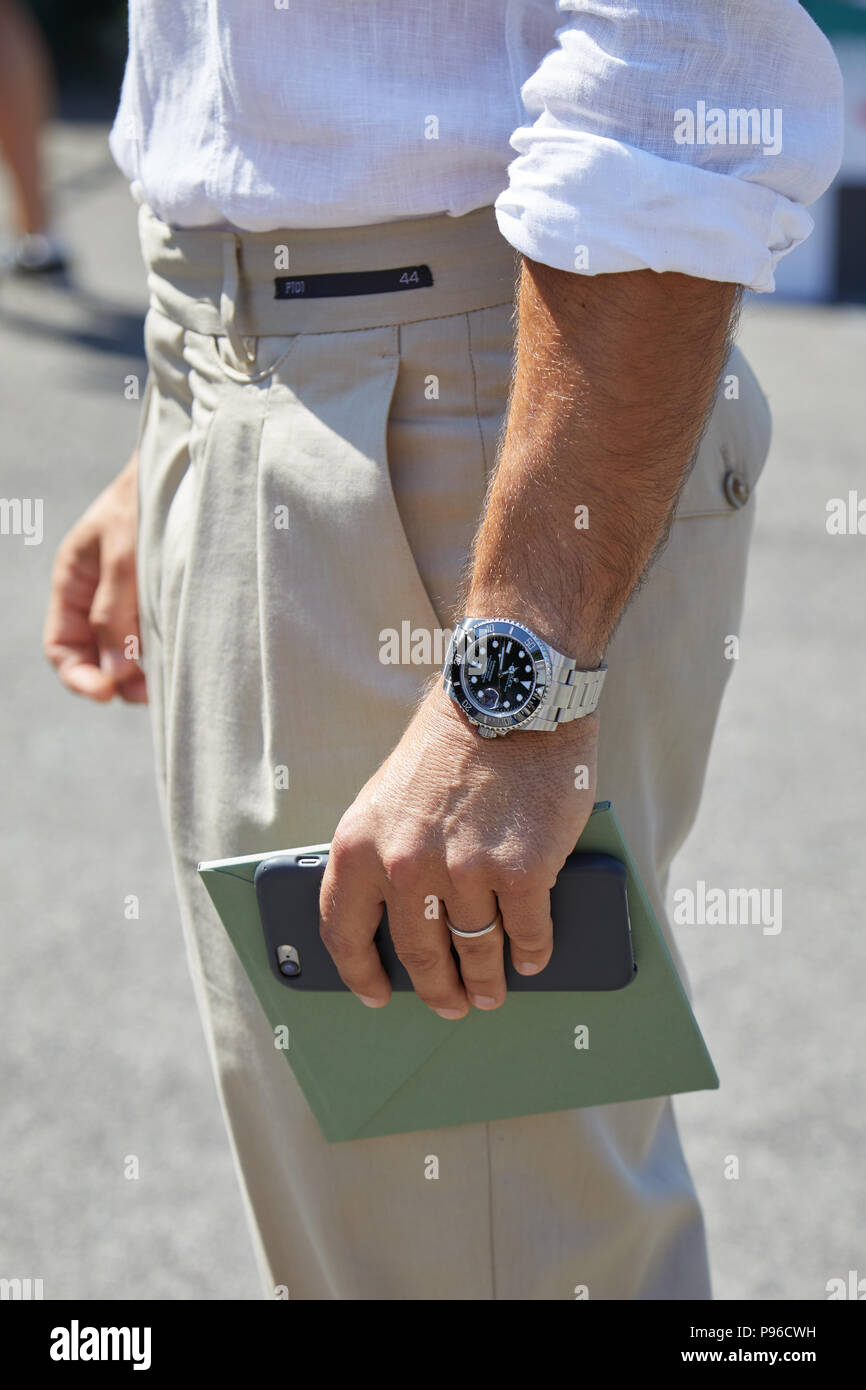 Milán - Junio 18: Hombre con reloj Rolex Submariner, ropa de cama blanca  chaqueta y pantalones beige antes Pal Zileri Fashion Show, la Semana de la  moda de Milán street styl Fotografía