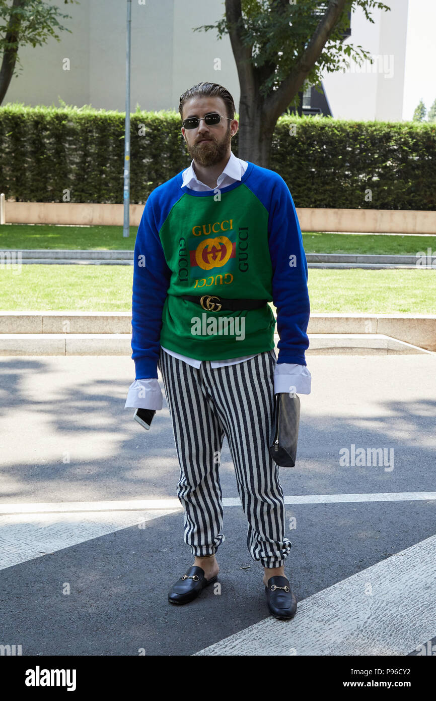 Milán - Junio 18: el hombre verde y el azul Gucci suéter y pantalones rayas en blanco y negro antes de Giorgio Armani Fashion Show, la Semana de