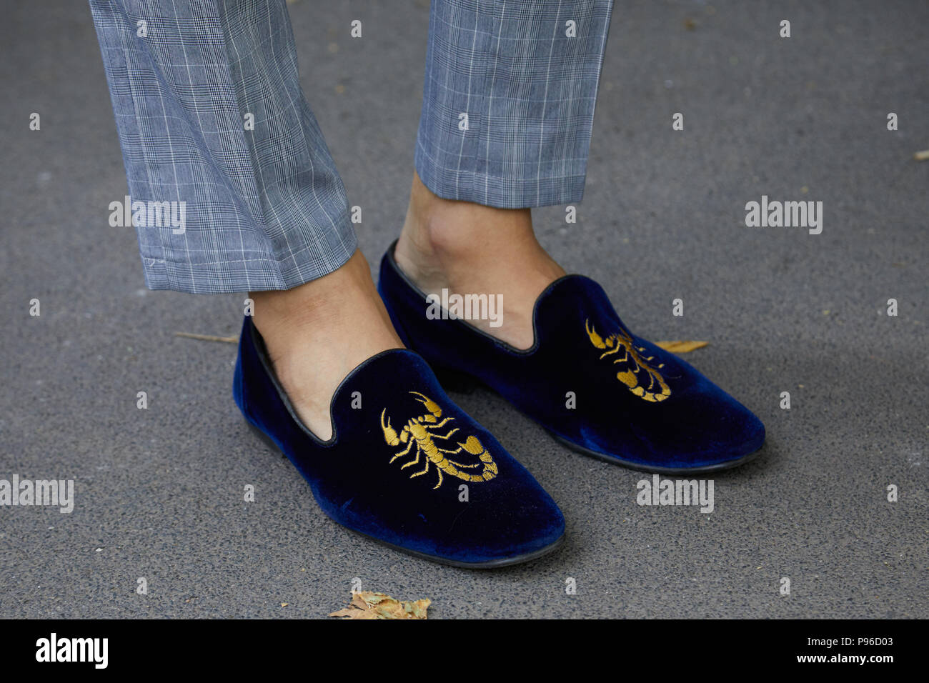 Sábana lengua Confrontar Milán - Junio 18: Hombre con zapatos de terciopelo azul con golden scorpion  diseño antes de Fendi