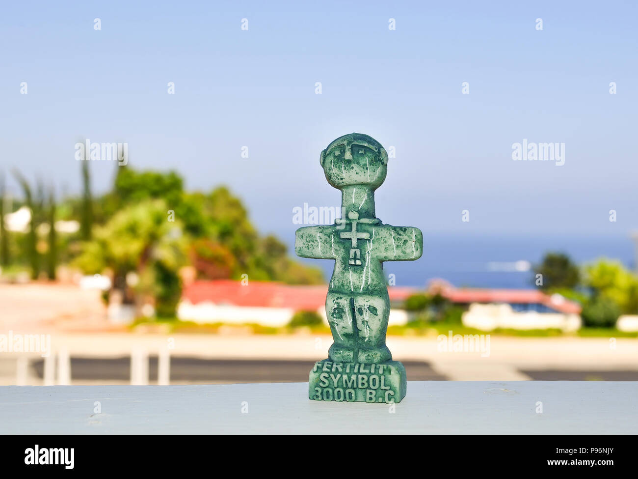 Ídolo de Pomos, antiguo símbolo de fertilidad en Chipre. Una pequeña escultura sobre un fondo difuminado. Recuerdos para turistas tradicionales Foto de stock