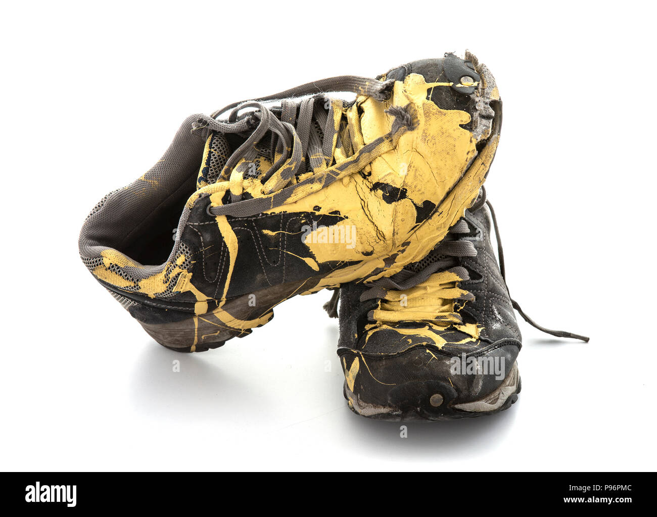 Par de zapatillas viejas cubiertas de pintura sobre un fondo blanco  Fotografía de stock - Alamy