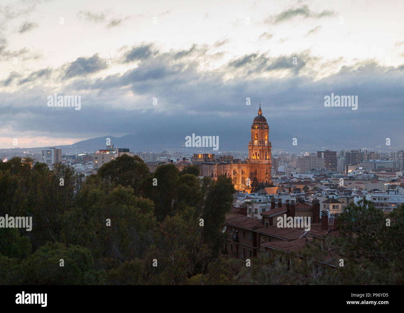 Vista de noche de la Catedral de la encarnación de la Alcazaba de Málaga, Andalucía, España Foto de stock