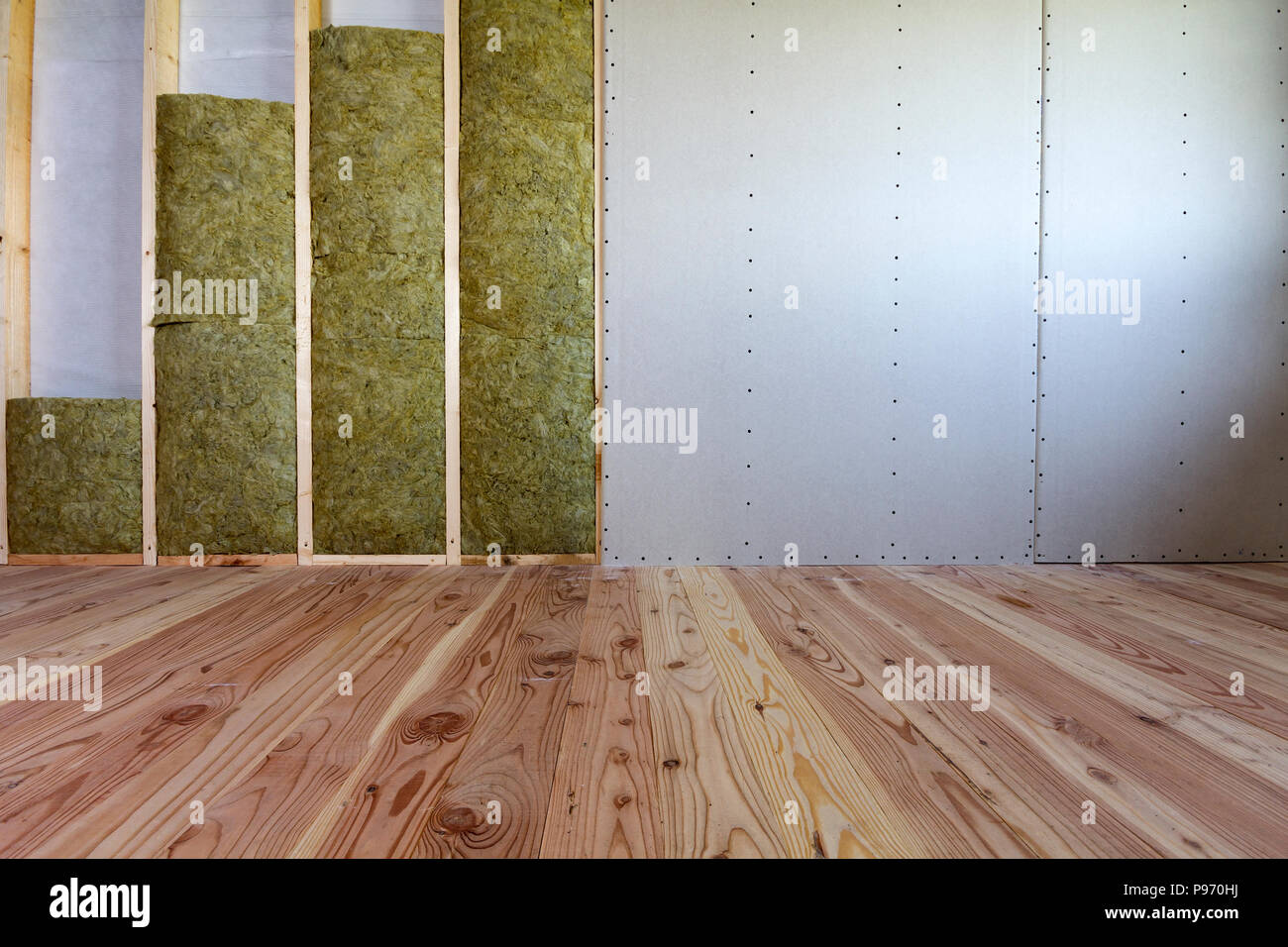 Bastidor De Madera Para Futuras Paredes Con Placas De Yeso Con