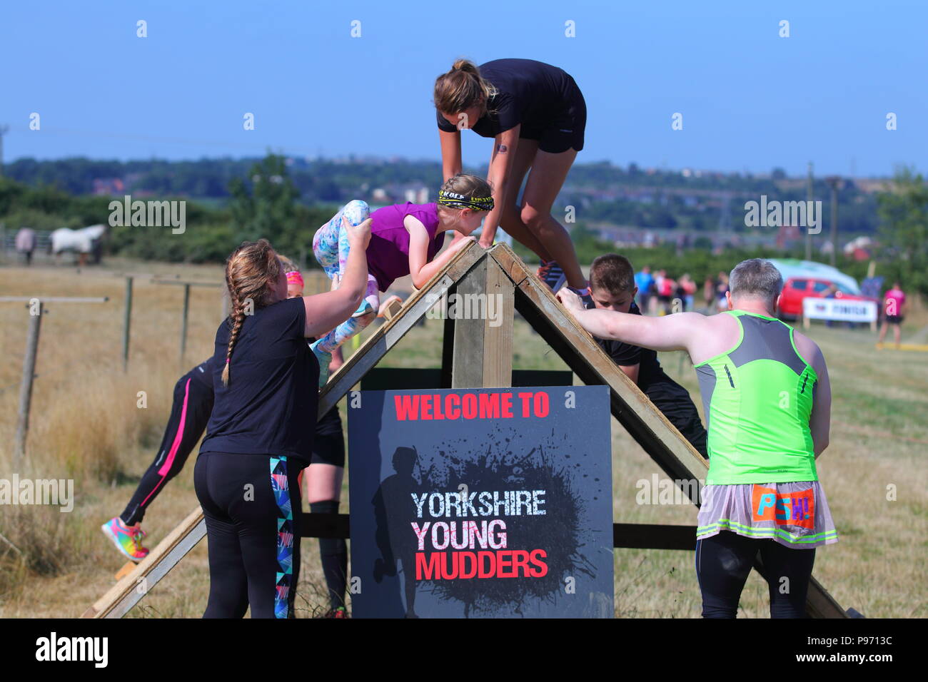 Los participantes en una carrera de obstáculos en Leeds Foto de stock
