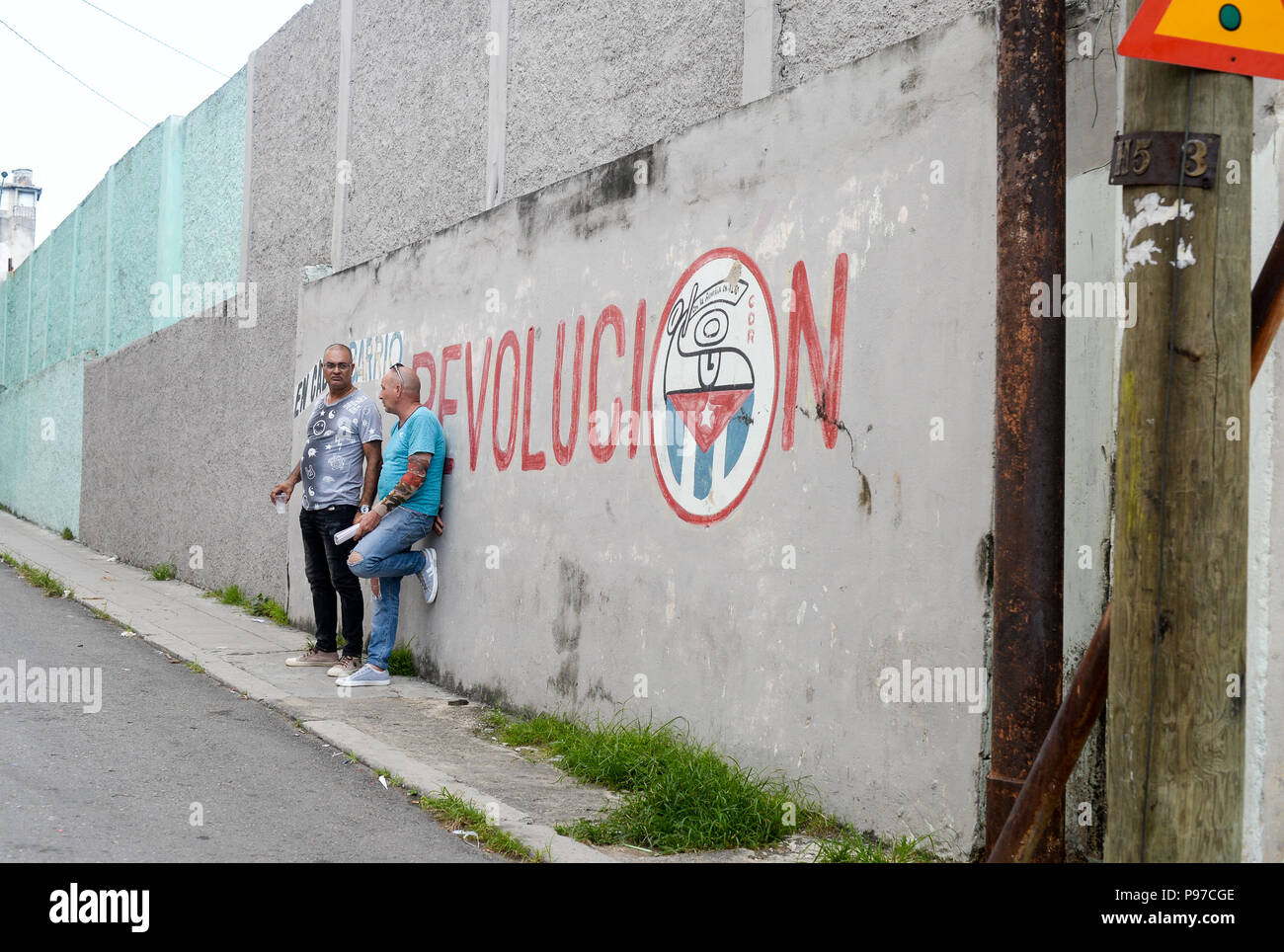 La Habana Cuba 22 De Junio De 2019 Dos Hombres De Pie En Una