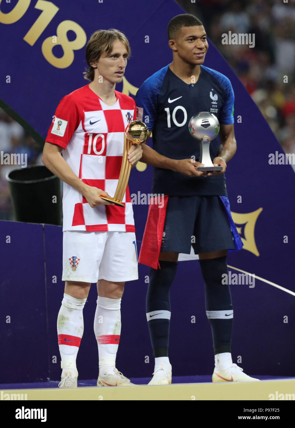 Moscú, Rusia. El 15 de julio, 2018. Copa Mundial de 2018: juego final, Francia vs. Croacia en el Estadio Luzhniki. Luka Modric (L) desde Croacia sujetando el de oro