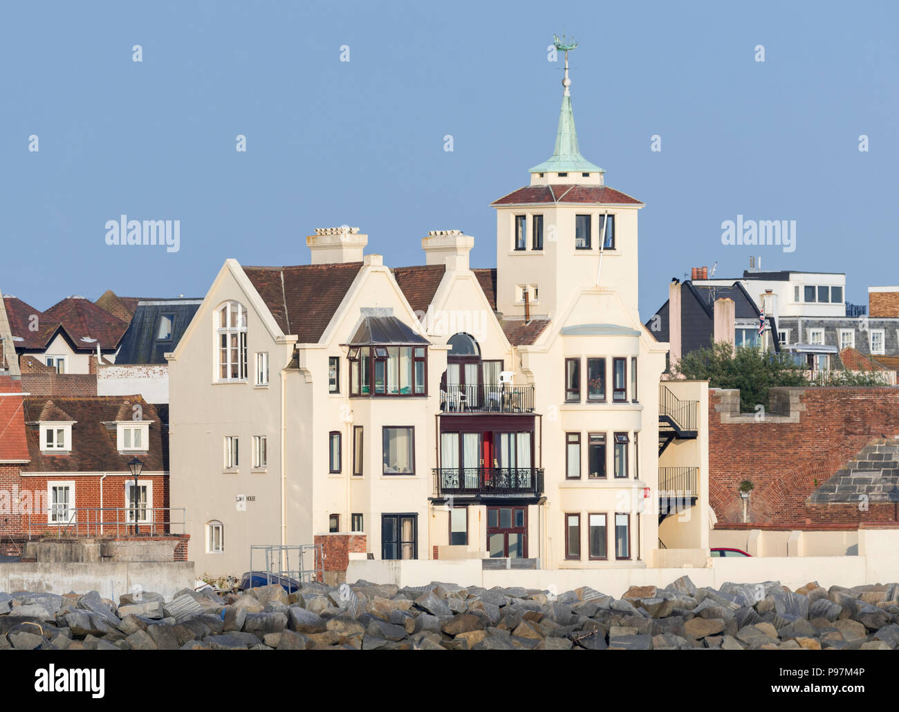 Casa Torre histórico en el casco antiguo de Portsmouth, con vistas sobre el puerto de Portsmouth, Hampshire, Inglaterra, Reino Unido. Foto de stock