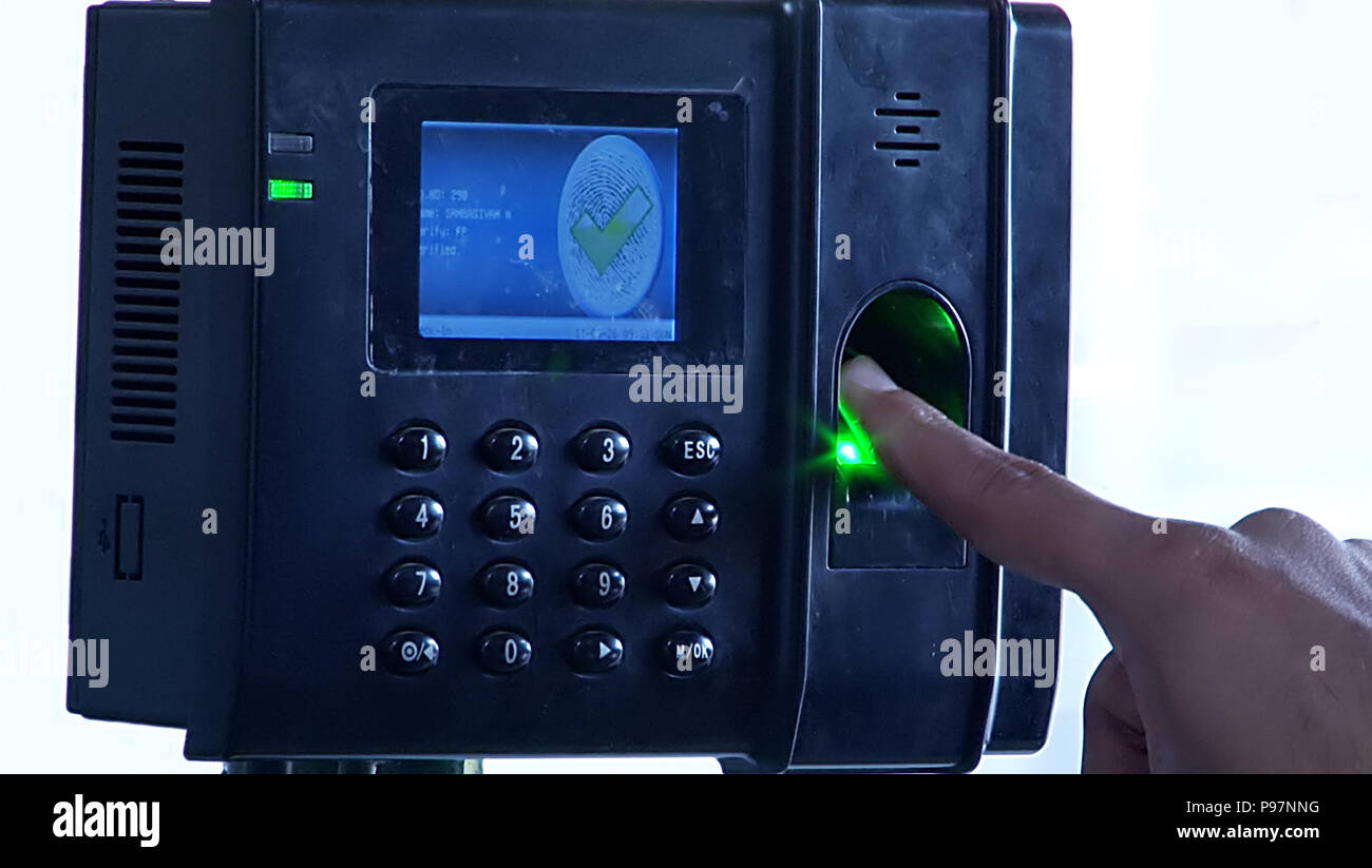 Escáner de huellas para registrar el tiempo de trabajo. Escáner de huella  dactilar con la mano Fotografía de stock - Alamy