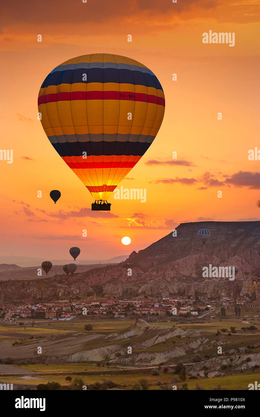 Los globos de aire caliente al amanecer, Goreme, Capadocia, Turquía Foto de stock