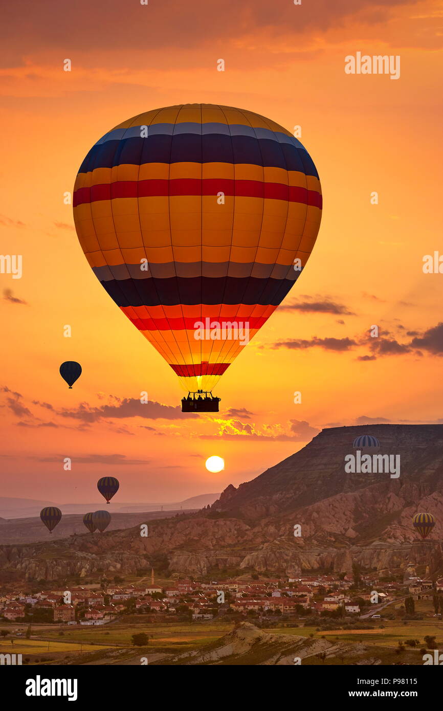 Los globos de aire caliente al amanecer, Goreme, Capadocia, en Anatolia, Turquía Foto de stock
