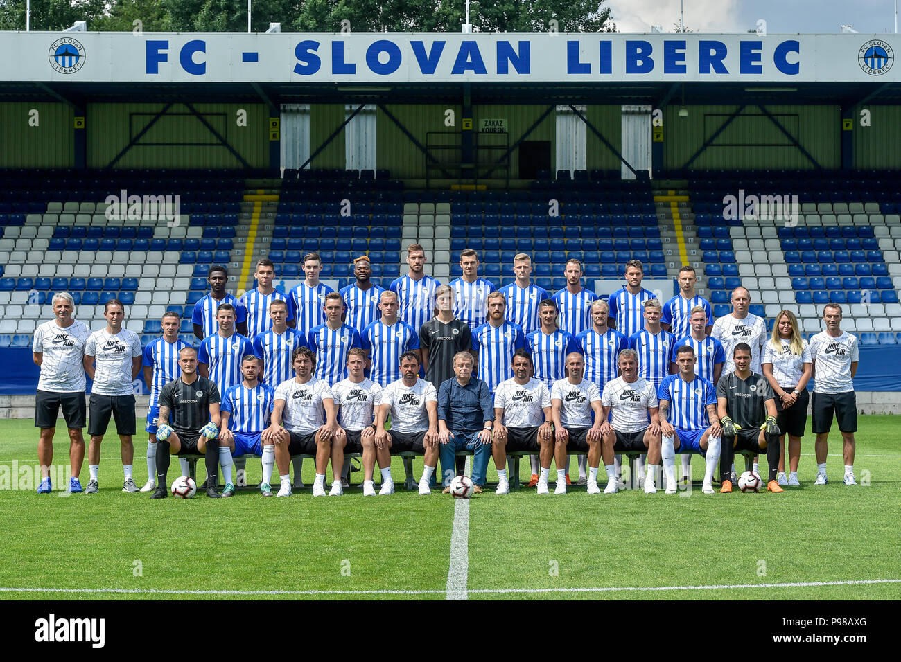 Equipo de FC Slovan Liberec posar para la foto de familia antes de la  temporada de la liga de fútbol 2018/2019 checo, el 14 de julio de 2018. Fila  superior de izquierda