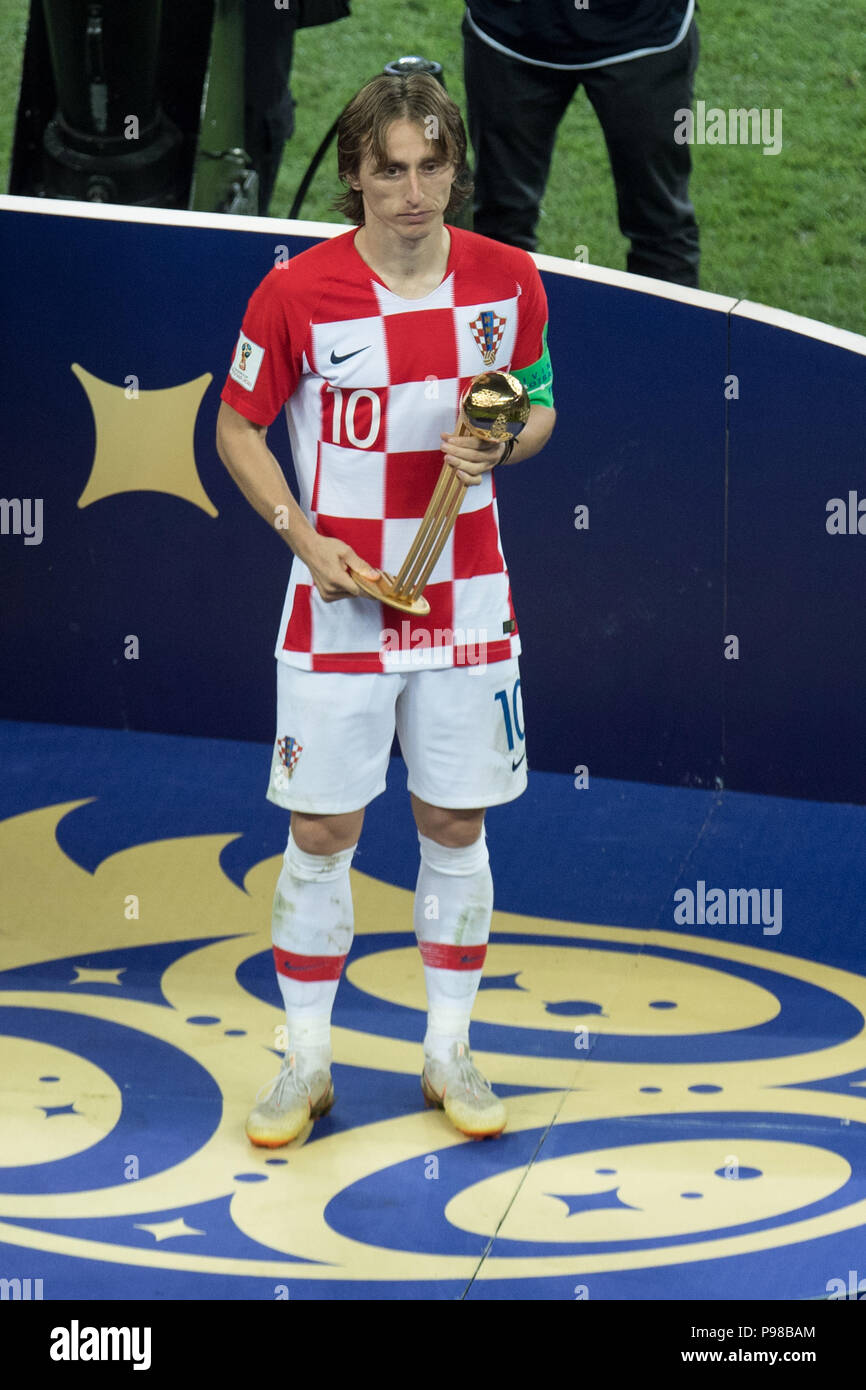 Moscú, Russland. 16 de julio de 2018. Luka Modric (CRO) obtiene el mejor  trofeo en el torneo, el premio Balón de Oro de adidas, figura completa,  formato vertical, Francia (FRA) - Croacia (