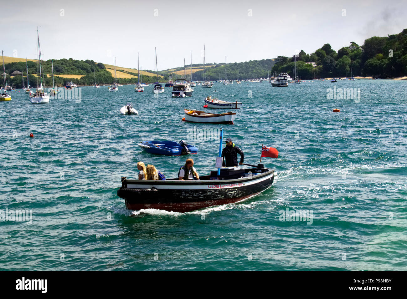 El pequeño Salcombe a East Portlemouth ferry enfoques bopat el aterrizaje Pontón en el lado de la ría en Salcombe. Foto de stock