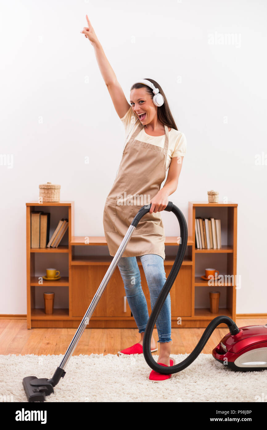 La limpieza de la casa. Mujer con una aspiradora Fotografía de stock - Alamy