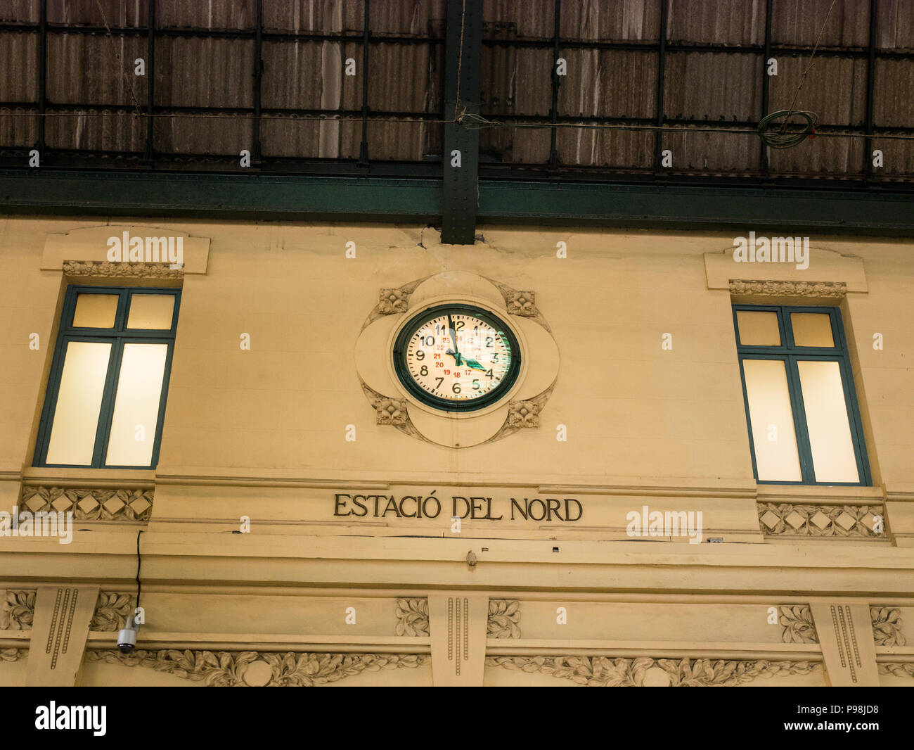Mosaico en el techo de la estación norte de tren en Valencia, España Foto de stock