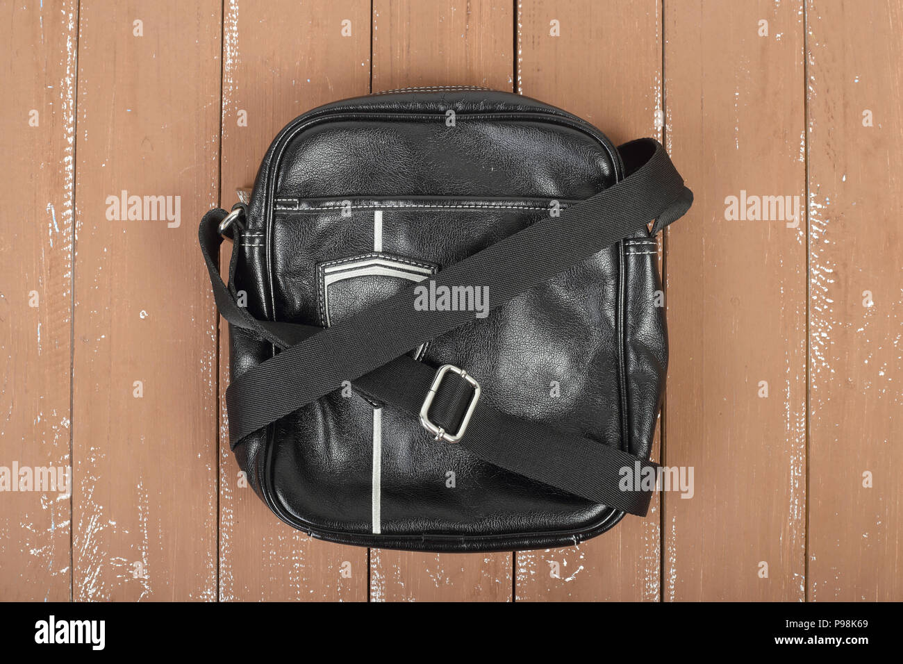 Un hombre de negocios de bolsa maletín de cuero, bolsos con un lápiz  Fotografía de stock - Alamy