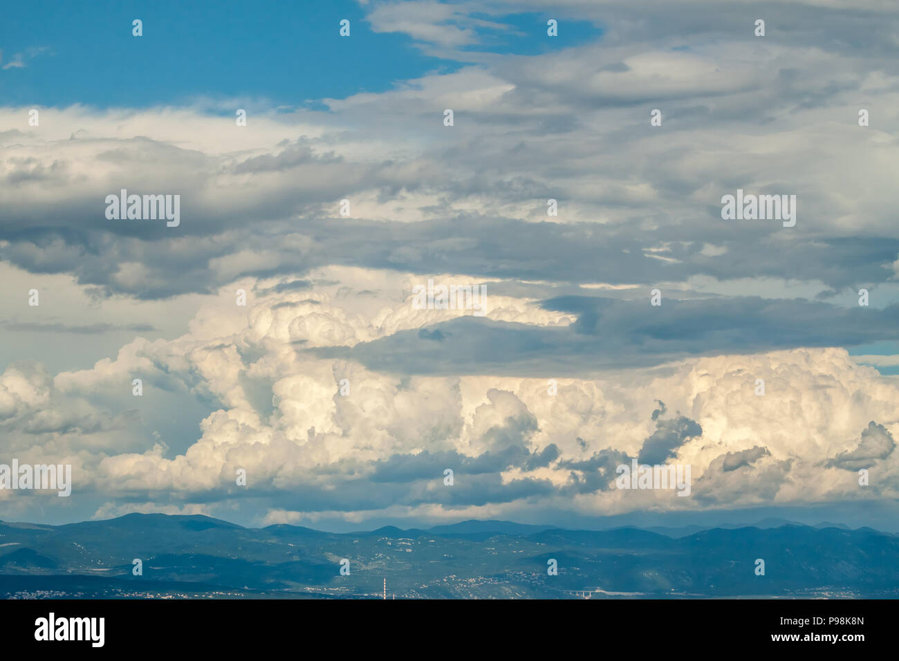Paisaje espectacular cielo nublado Adriático Foto de stock