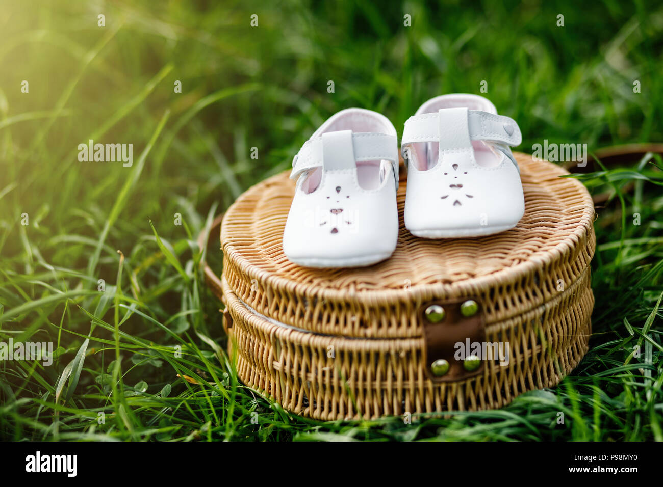 A la espera del bebé. La mujer embarazada. Familia Feliz. Baby's bootees  con copia gratuita del espacio Fotografía de stock - Alamy