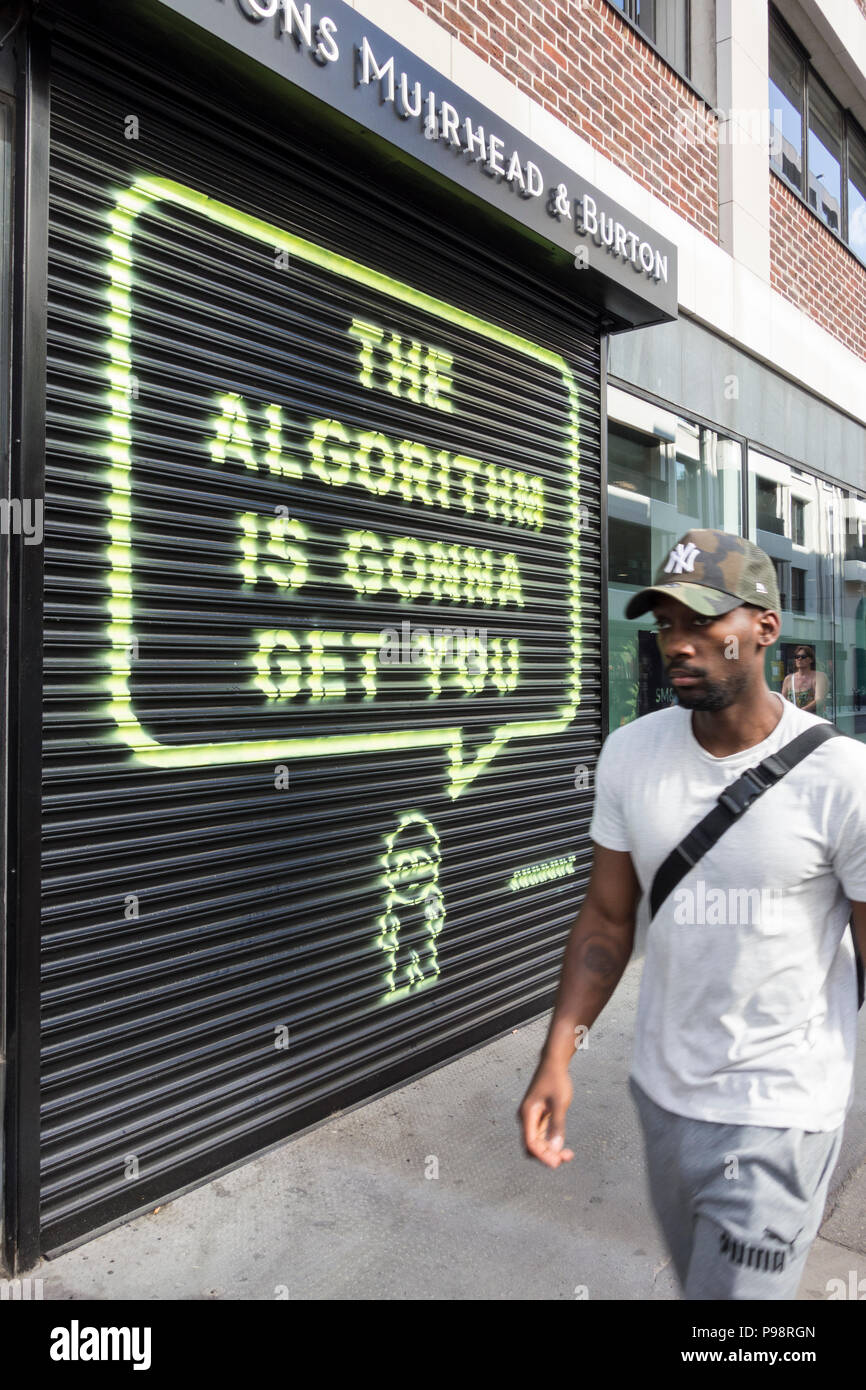 El algoritmo es gonna get por Subdude, enfrente de la plaza Rathbone Facebook HQ en Londres, Reino Unido Foto de stock