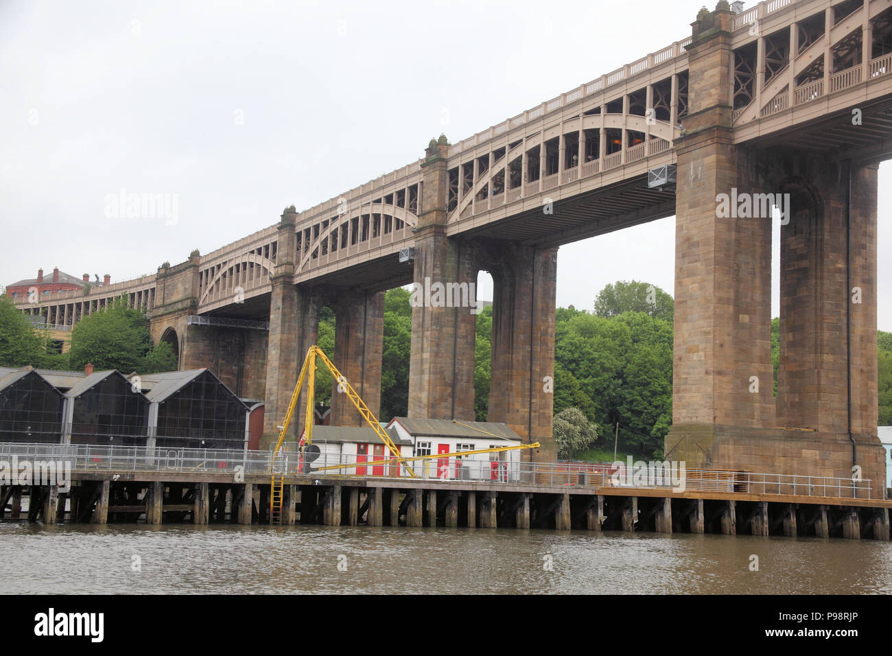 Este puente de Newcastle y Gateshead cruzando el río Tyne principal de transporte ferroviario y por carretera. La estación se encuentra en la parte superior del puente, el camino está por debajo. Foto de stock