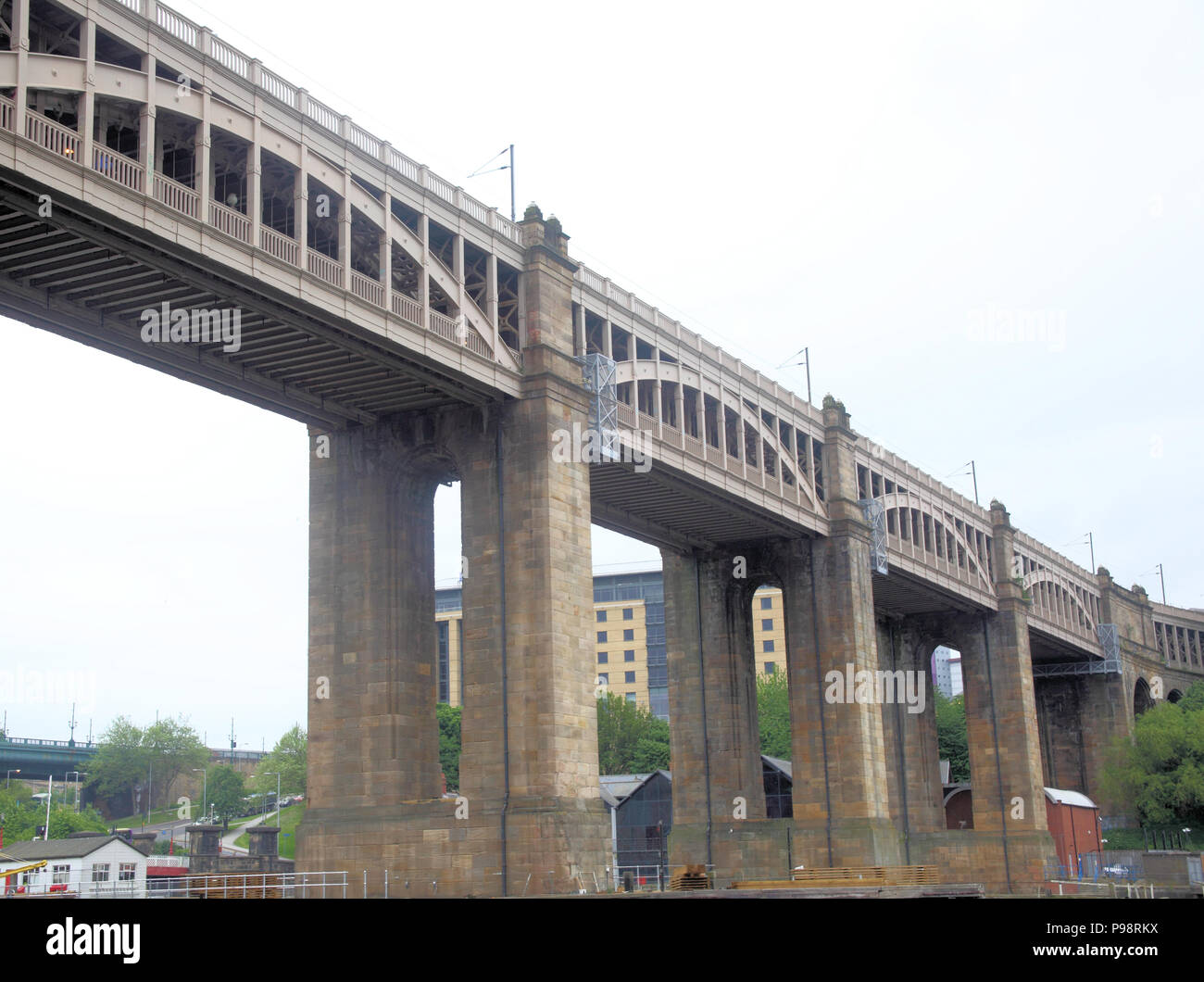 Este puente de Newcastle y Gateshead cruzando el río Tyne principal de transporte ferroviario y por carretera. La estación se encuentra en la parte superior del puente, el camino está por debajo. Foto de stock