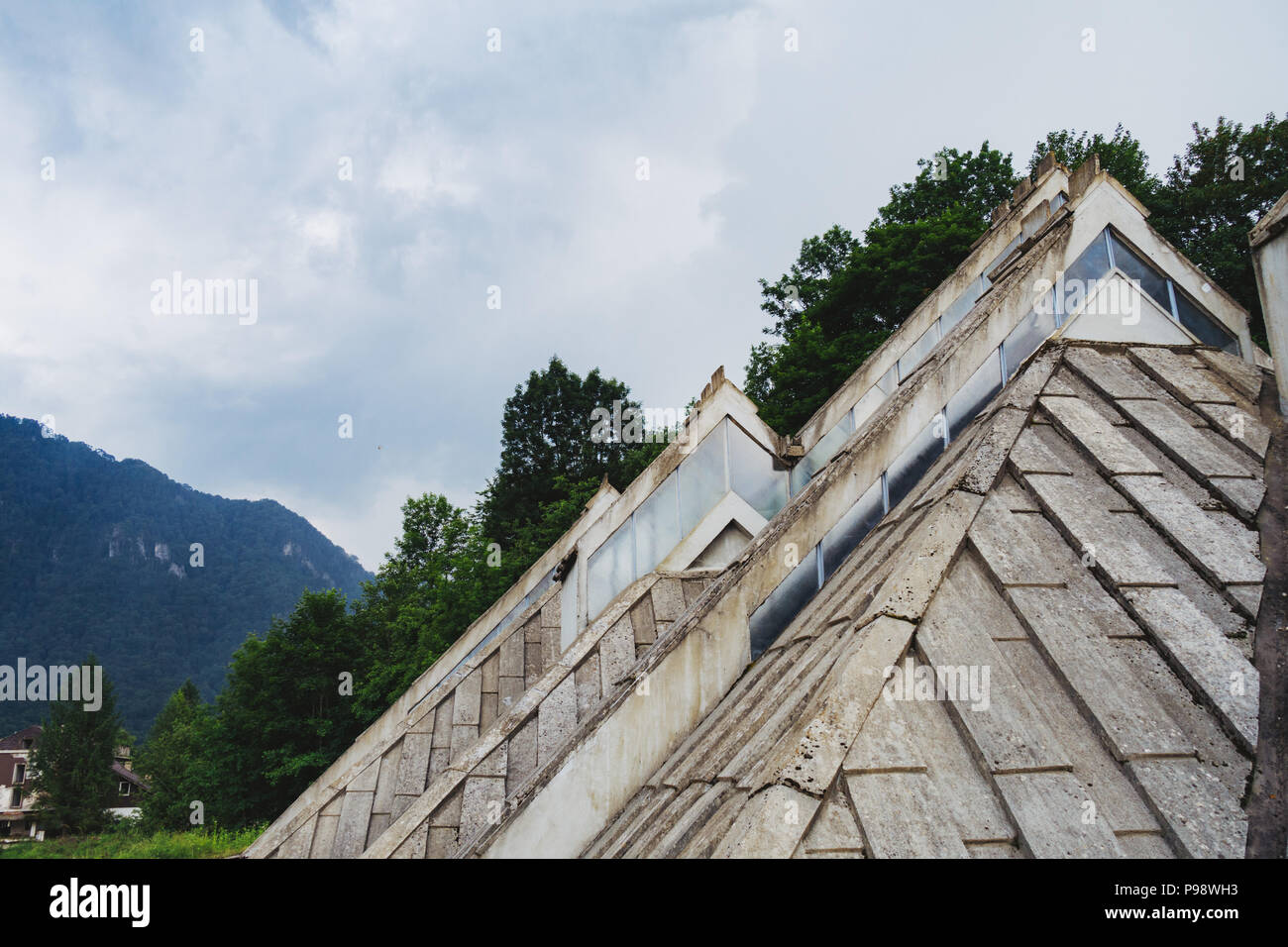 El inusual postmoderno Spomen-Dom líneas triangulares de la memoria (Casa) diseñado por Ingrid Radović en el Parque Nacional de Sutjeska, BiH Foto de stock