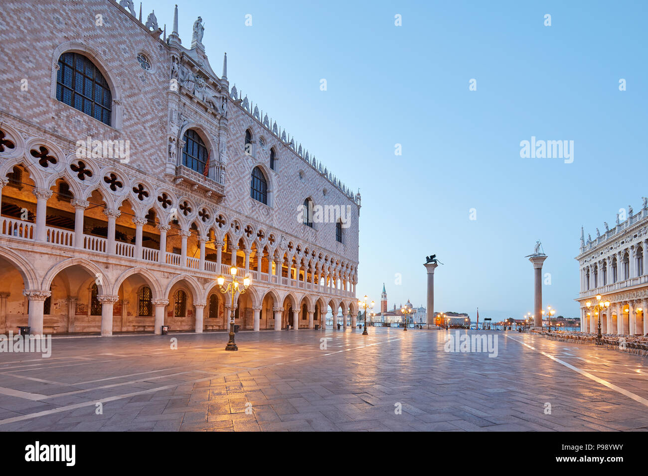 La plaza de San Marcos vacíos, ángulo de visión amplio, temprano en la mañana en Venecia, Italia Foto de stock