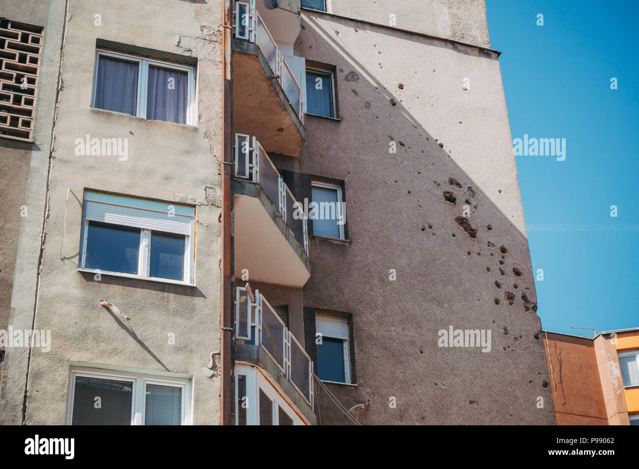 Los agujeros de metralla de shell aún marca las paredes de muchos edificios y casas en Sarajevo, Bosnia y Herzegovina, décadas después de que el asedio terminó Foto de stock