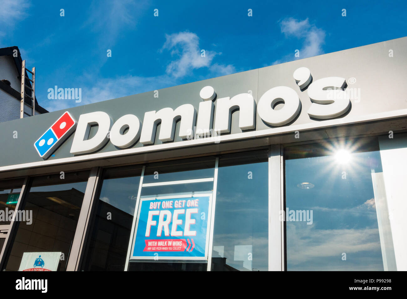 Dominos pizza signo fotografías e imágenes de alta resolución - Alamy