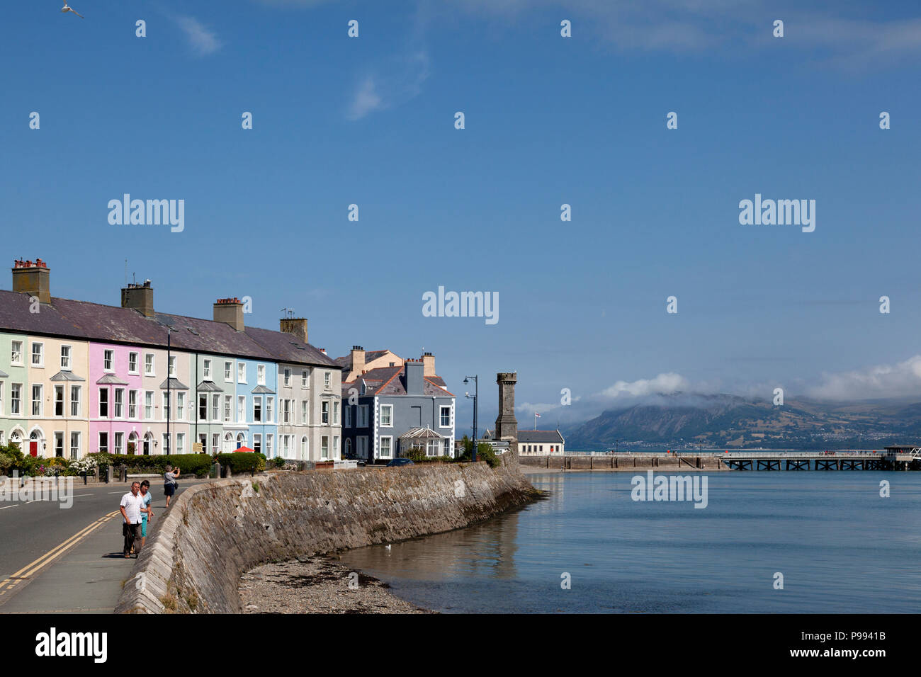 Hilera de casas en la costa, Beaumaris, Anglesey, Gales Foto de stock