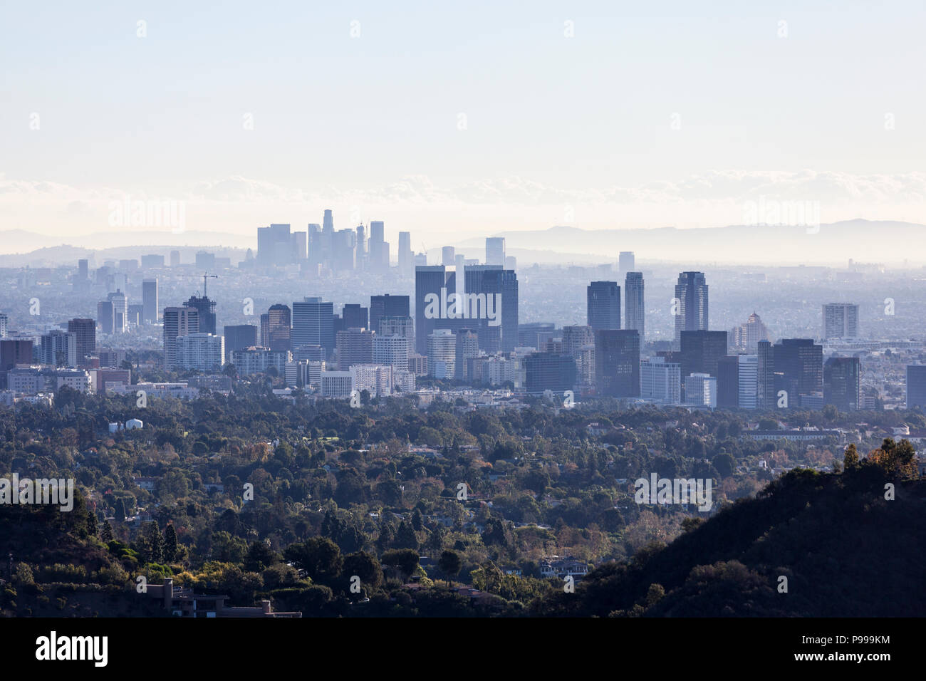 Niebla ver hacia Century City con el centro de Los Angeles en el fondo. Foto de stock