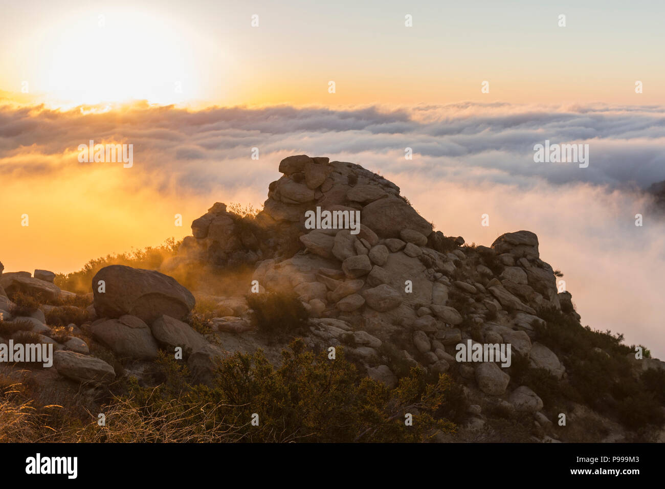 Amanecer nubes sobre el Parque pico rocoso en el Valle de San Fernando, área de Los Angeles, California. Foto de stock