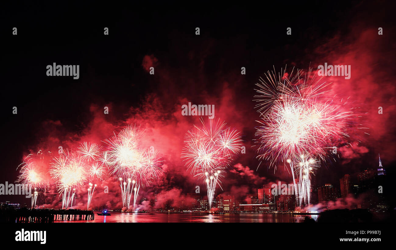 El 4 de julio fuegos artificiales sobre el East River en la Ciudad de Nueva York, EE.UU.. Foto de stock