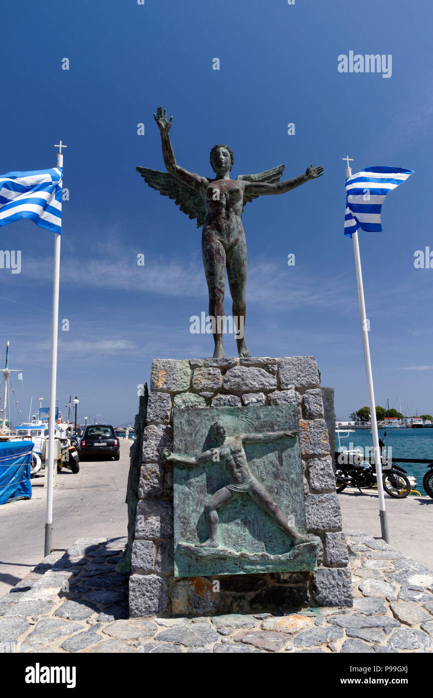 Estatua de Nike los godess alado de la victoria por el escultor local  Michalis kokkinos, Ciudad Pothia, Kalymnos, islas del Dodecaneso, en Grecia  Fotografía de stock - Alamy