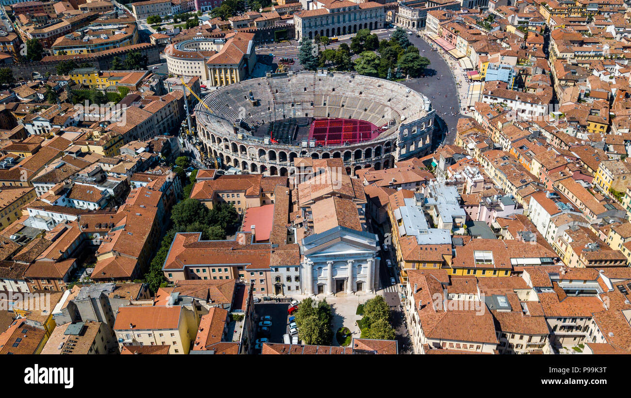 La Arena de Verona, el anfiteatro romano, la Piazza Bra, Verona, Italia Foto de stock