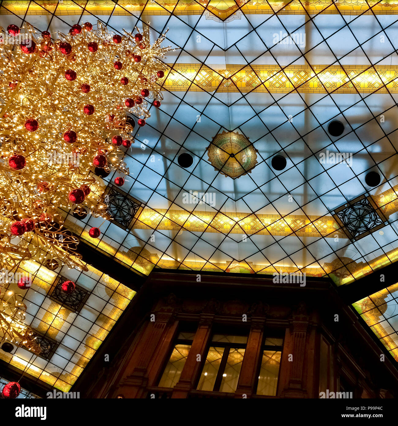 Roma Navidad LED luces árbol, Galleria Alberto Sordi, antes Galleria Colonna, Via del Corso, Roma, Italia, Europa, UE. Navidad. Foto de stock