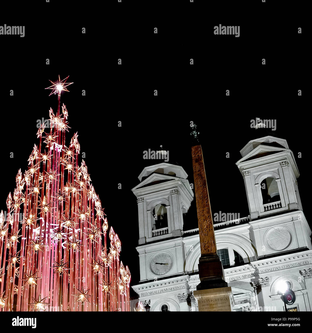 Roma Navidad LED luces árbol, en la escalinata de la Plaza de España, Trinità dei Monti, Piazza di Spagna en la noche. Italia, Europa, Unión Europea. Navidad Foto de stock