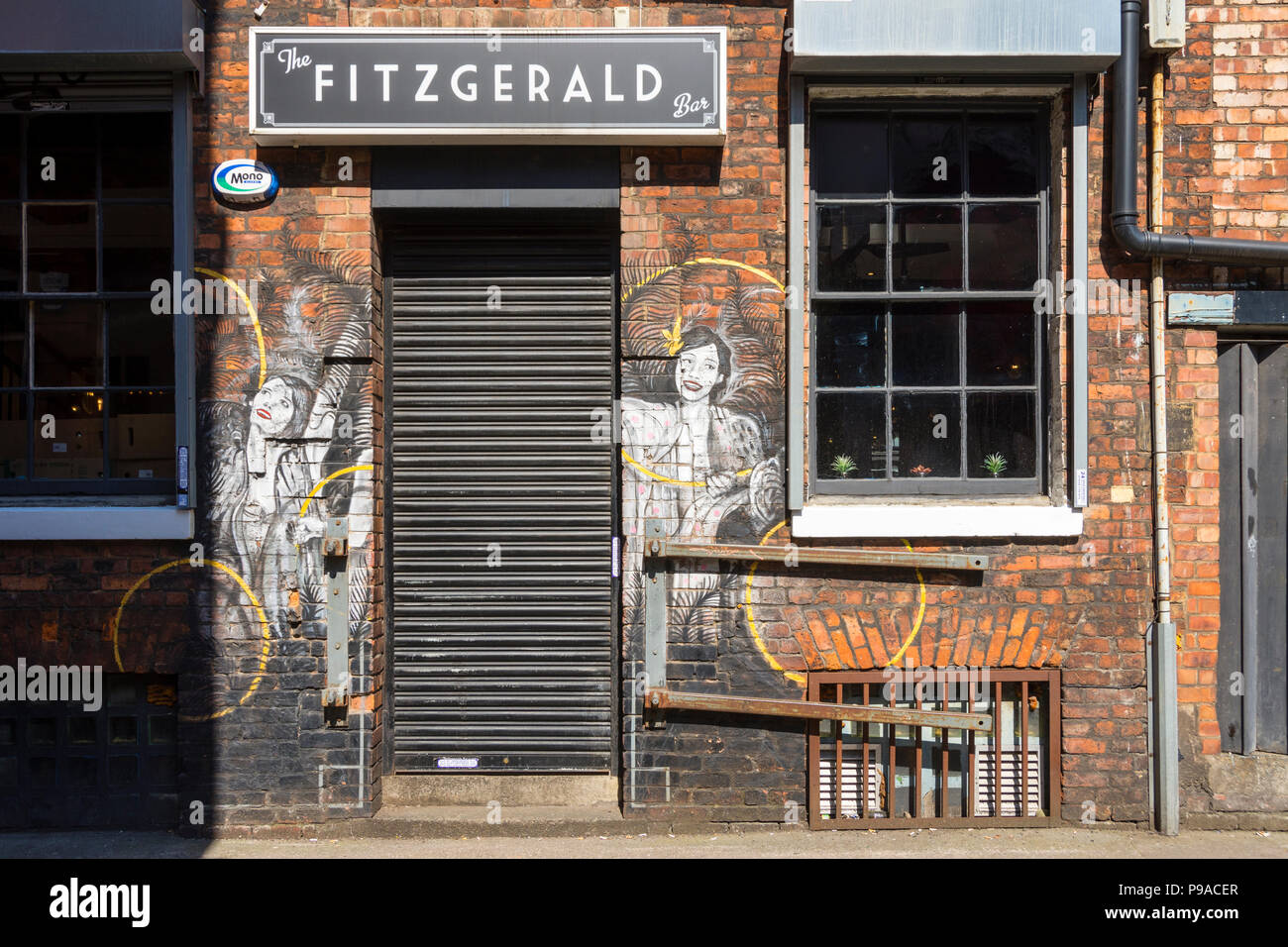 La entrada al Bar Fitzgerald, Little Lever Street, off Stevenson Plaza, Barrio Norte, Manchester, Inglaterra, Reino Unido. Foto de stock