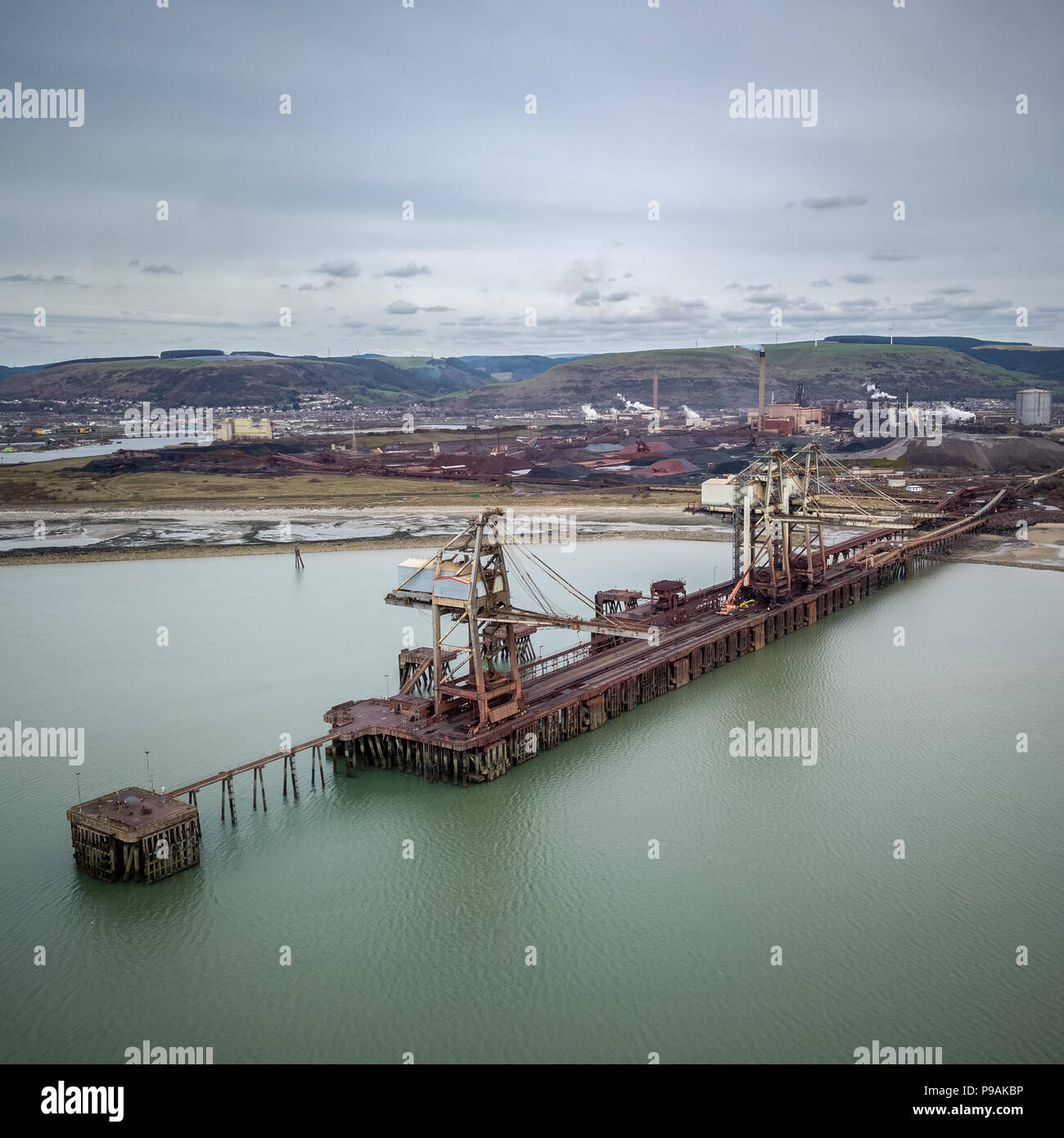 Fotografía de las grúas de carga en el muelle de aguas profundas en Port Talbot acerías en el sur de Gales, tomada a través de Drone Foto de stock