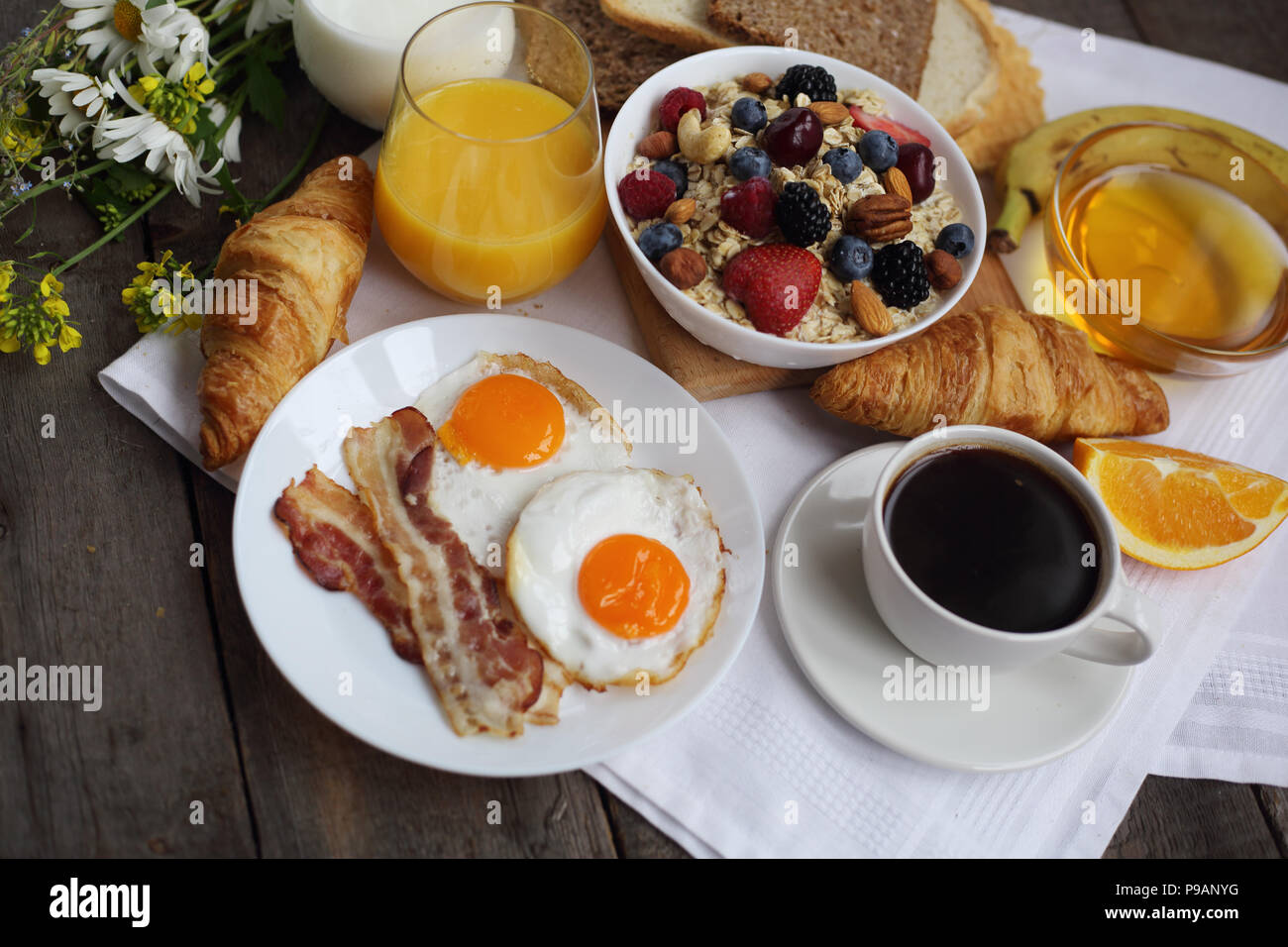 Desayuno Saludable Con Muesli Frutos Bayas Nueces Café Huevos Miel Avena Cereales Y Demás Cerrar Fotografía De Stock Alamy<script async src=