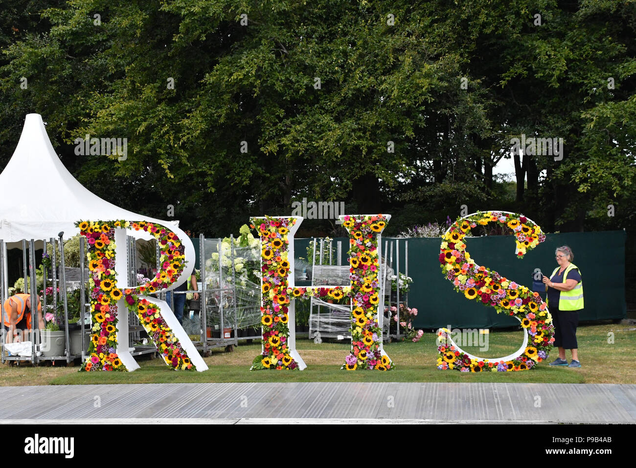 Tatton Park, Cheshire, Reino Unido. El 17 de julio de 2018. Expositores hacer los toques finales a sus exposiciones, y tomarse el tiempo para obtener algunas selfies. Crédito: Simon Maycock/Alamy Live News Foto de stock
