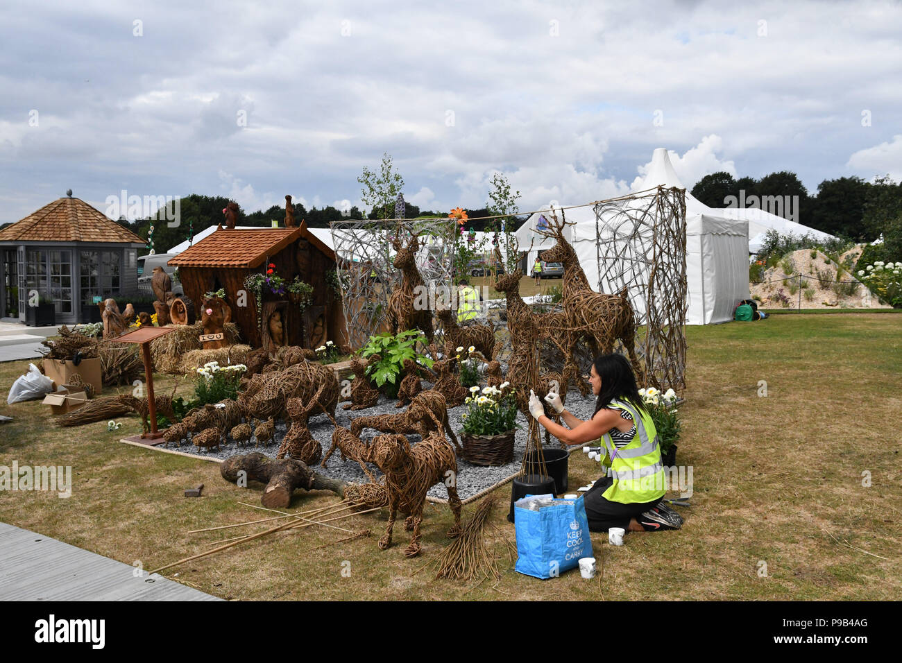 Tatton Park, Cheshire, Reino Unido. El 17 de julio de 2018. Expositores hacer los toques finales a sus exposiciones, y tomarse el tiempo para obtener algunas selfies. Crédito: Simon Maycock/Alamy Live News Foto de stock