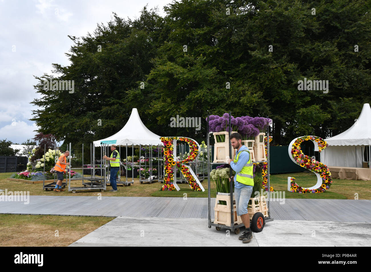 Tatton Park, Cheshire, Reino Unido. El 17 de julio de 2018. Expositores hacer los toques finales a sus exposiciones de crédito: Simon Maycock/Alamy Live News Foto de stock