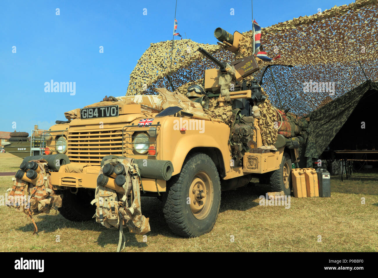 British, 1980, vehículo militar, Jeep, vintage, del Ejército Británico, redes de camuflaje, una tienda de campaña, como se sirve en la guerra de Afganistán Foto de stock