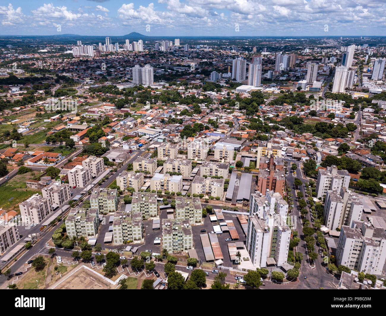 Cuiabá, Mato Grosso, Brasil. Vista aérea de los edificios modernos construidos en el centro de la ciudad de Cuiabá, con casas en el fondo en un día soleado de verano. Foto de stock