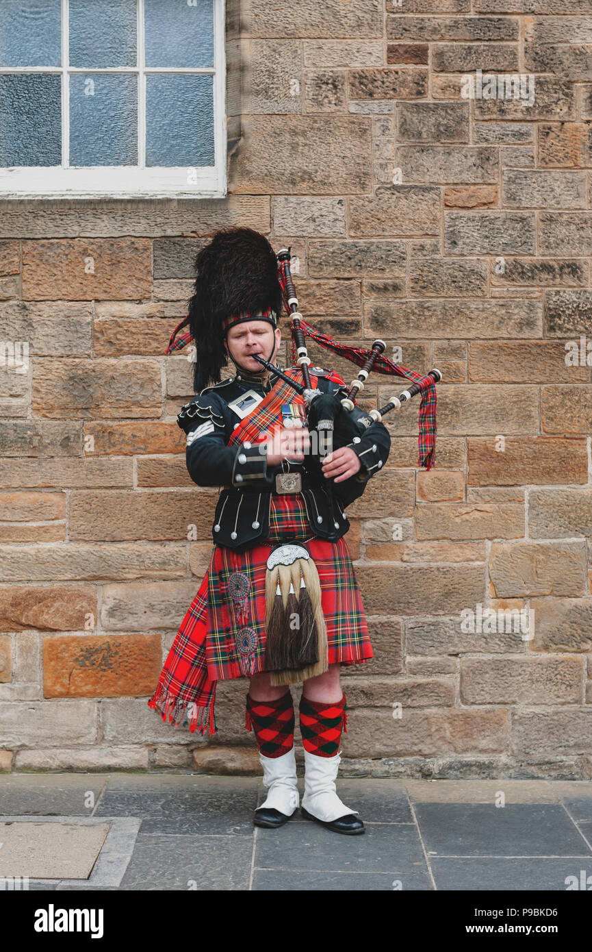 Un gaitero escocés hombre vestirse en tradicional escocés tartan falda  jugando un gaiteiro en el Royal Mile, casco antiguo de la ciudad de  Edimburgo en Escocia Fotografía de stock - Alamy