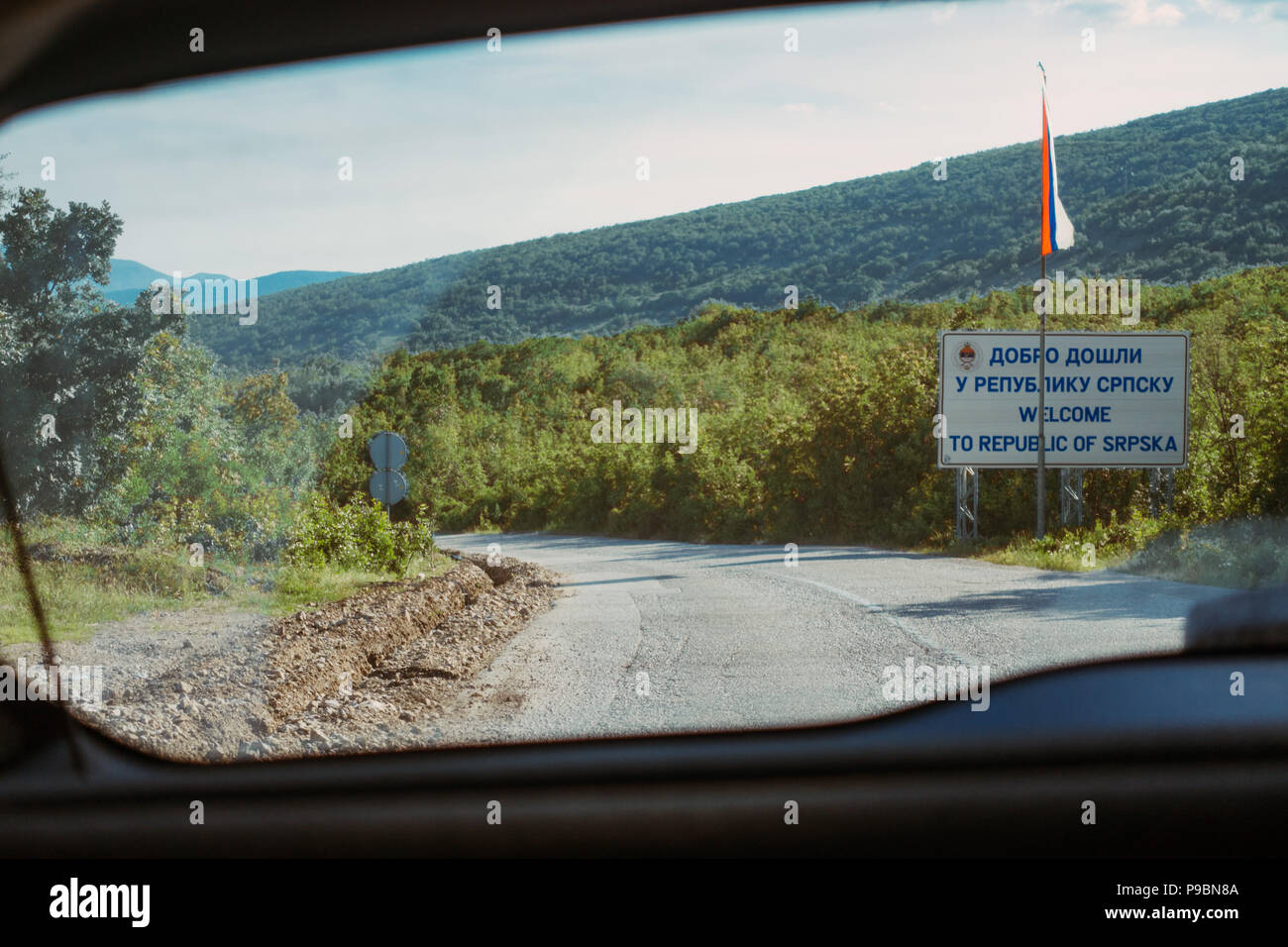 La vista desde la ventana trasera de un coche cruzando la frontera dejando a la República Srpska, en Bosnia y Herzegovina, y entrando en Montenegro Foto de stock